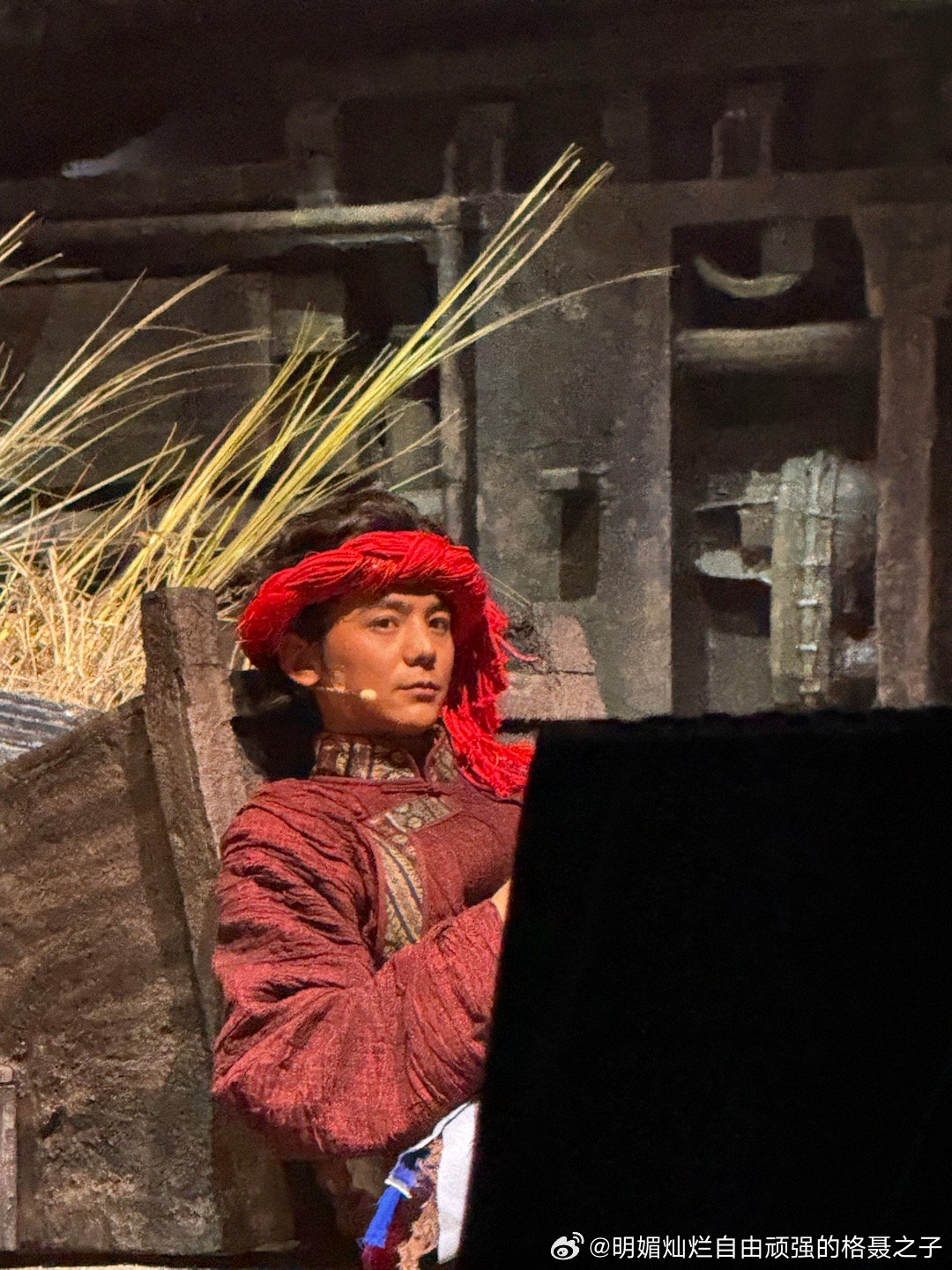 丁真真藏时光 早上好，真真。发现一个在舞台上候场的丁真珍珠。应该是这一幕他不需要