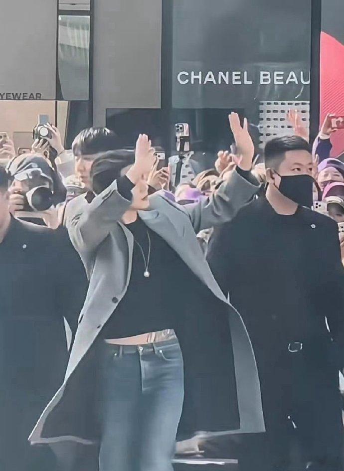 邓为腰精附体吗很好奇纹的是什么图案邓为腰上的纹身