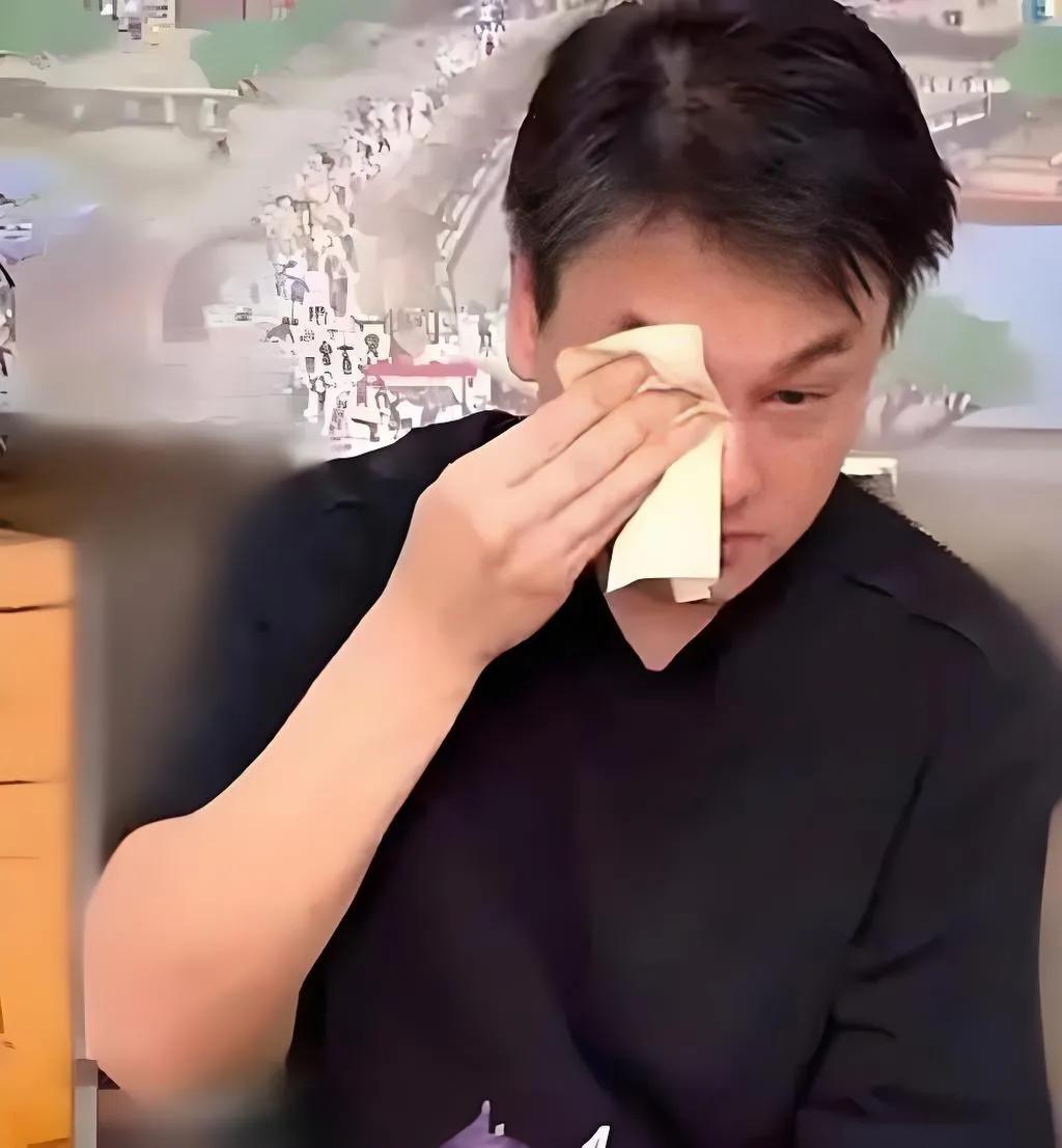 2025年8月13日，言承旭身着黑衣独赴金宝山悼念大S。他弯腰半蹲于墓碑前，凝视