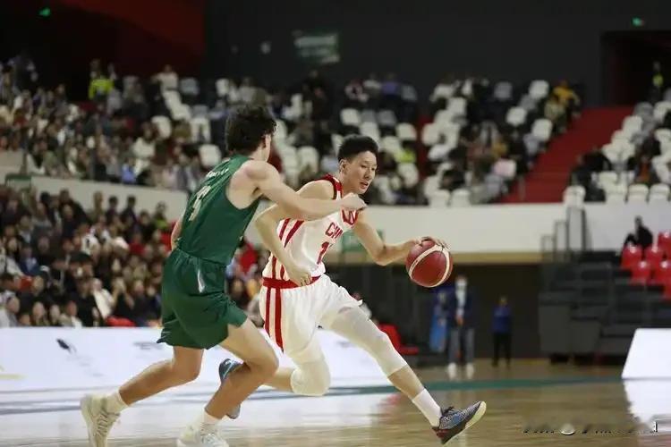争议判罚与篮板劣势，国青男篮憾失冠军的背后。
北京时间8月23日晚，2026年国