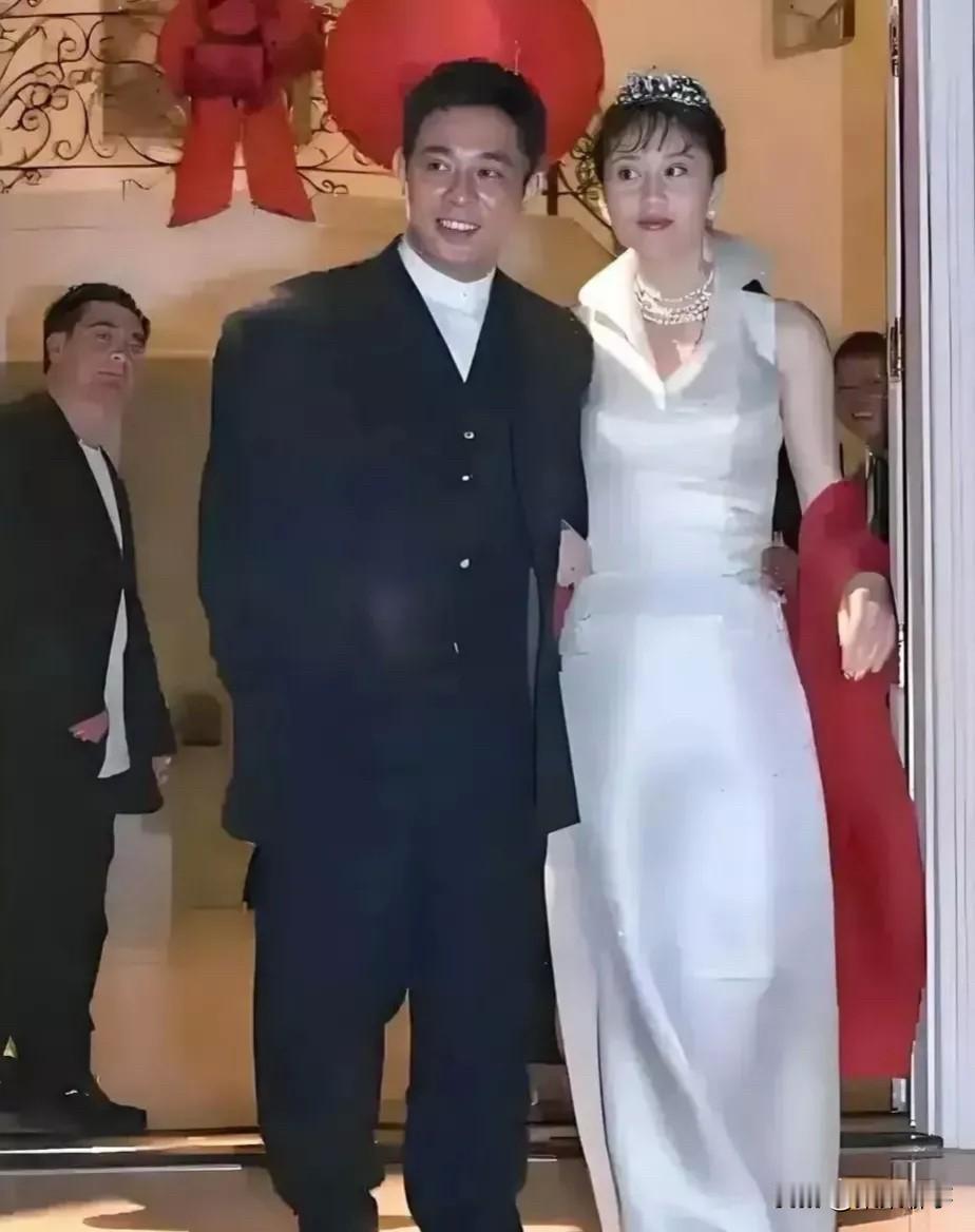李连杰利智结婚二十年，跨国婚姻藏着哪些我们不知道的事？
李连杰和利智1999年在