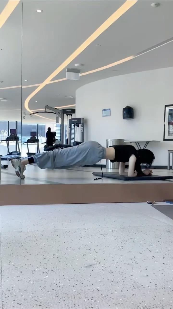 出去装波衣去了啦