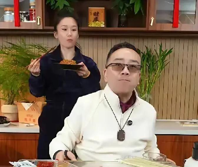 网上突然冒出条视频，说杨议的助理小辉被人推倒在地，还扯到杨少华、杨盼盼，一副“家