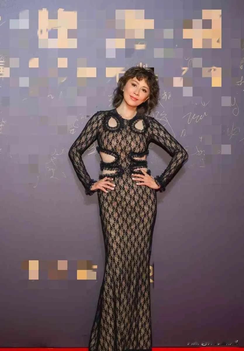 刘嘉玲是很有钱，地地道道的富婆一枚，但是她的衣品一直不怎么在线，除了土就是露，基