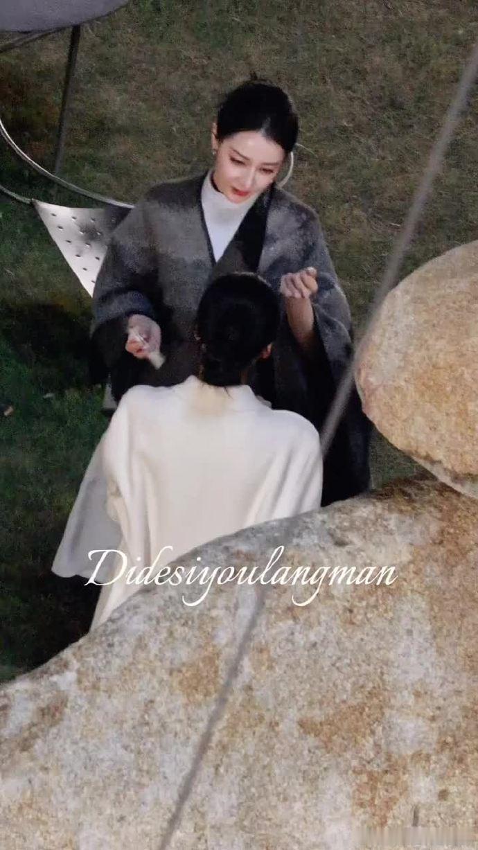 迪丽热巴恶女笑，迪丽热巴《虽然不能同时拥有一切》饰演不同性格的卫蓝，这个拿刀恶女