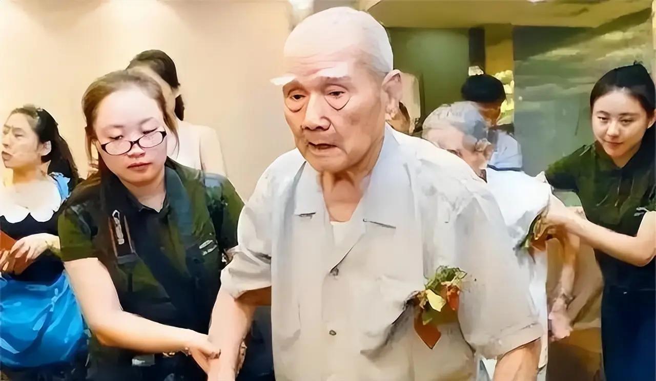 72岁台湾老兵左智超回江苏老家探亲，喝多后突然嚎啕大哭：“其实，我是共产党员。”