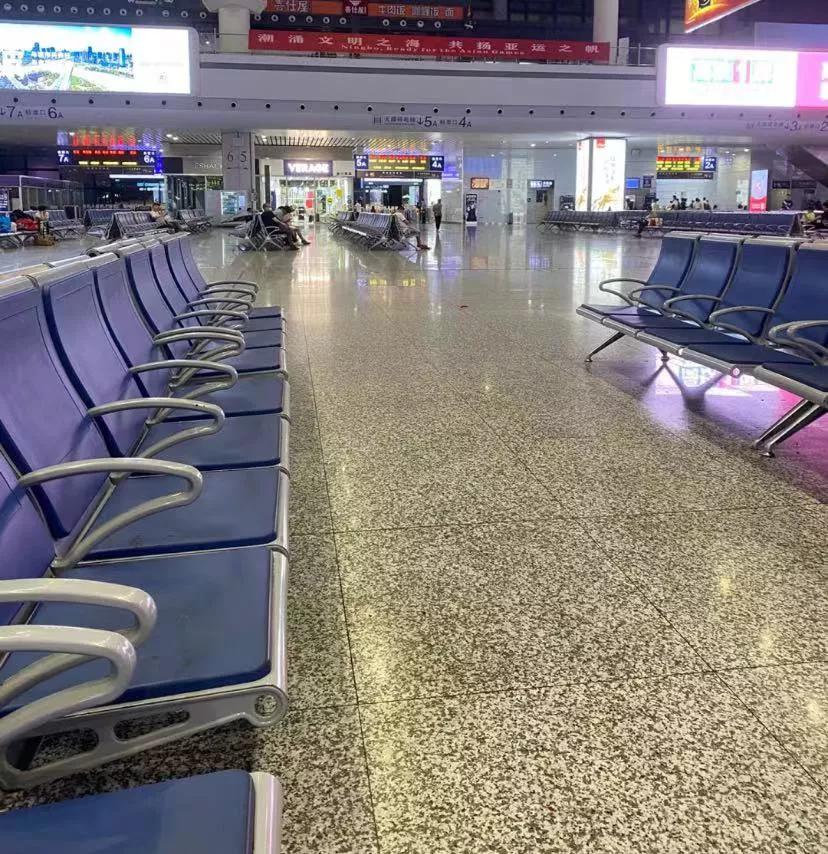 远嫁的我一个人回家看望住院的妈妈
我远嫁1600多公里，我妈身体不舒服，弟弟在省