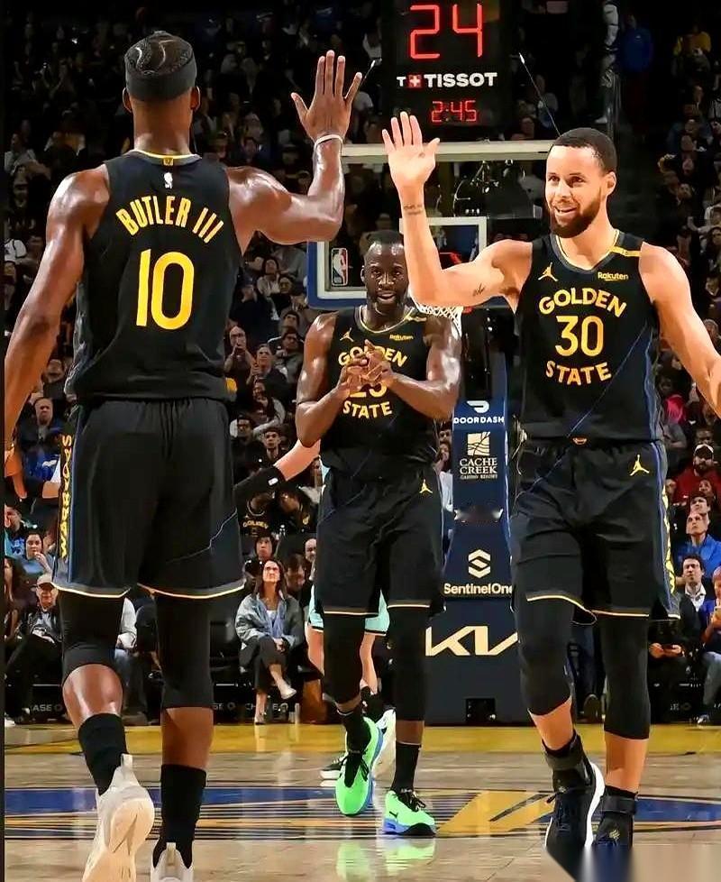 还没开打，勇士这是直接把白旗给举起来了？
库里、追梦、巴特勒，三个当家的，一个脚