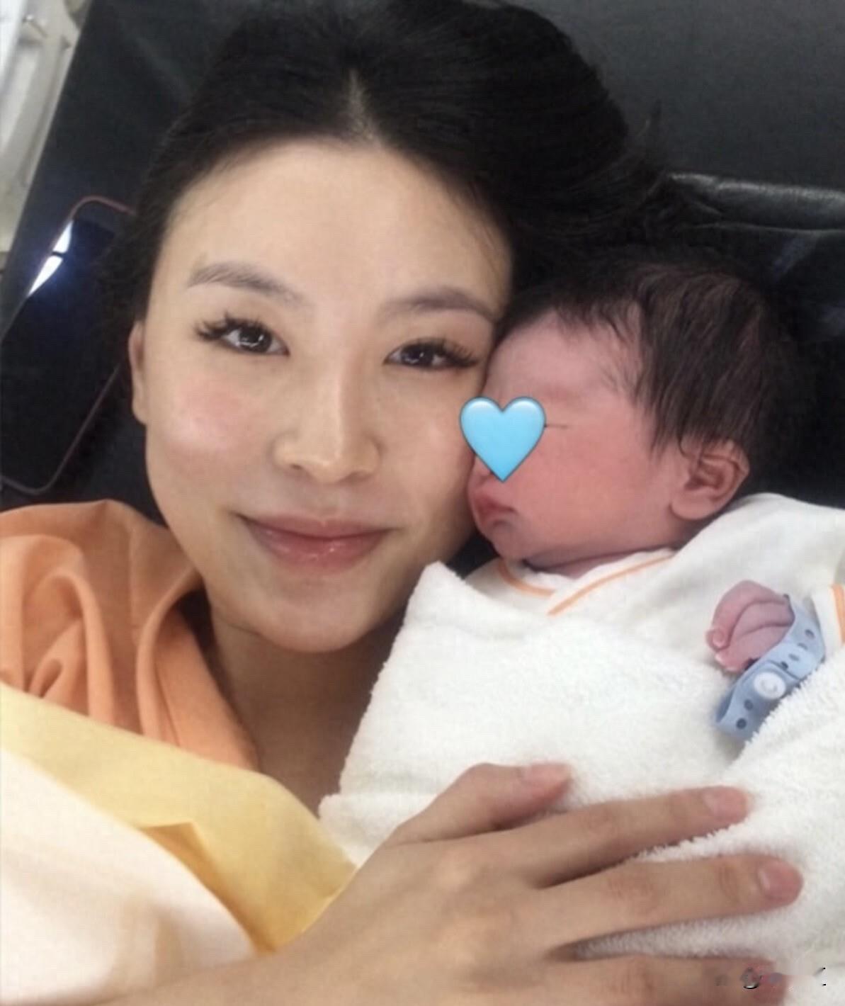 7月的尾巴，高以翔生前女友Bella苏湘涵，升级成为妈妈了。

没有大肆宣传，也