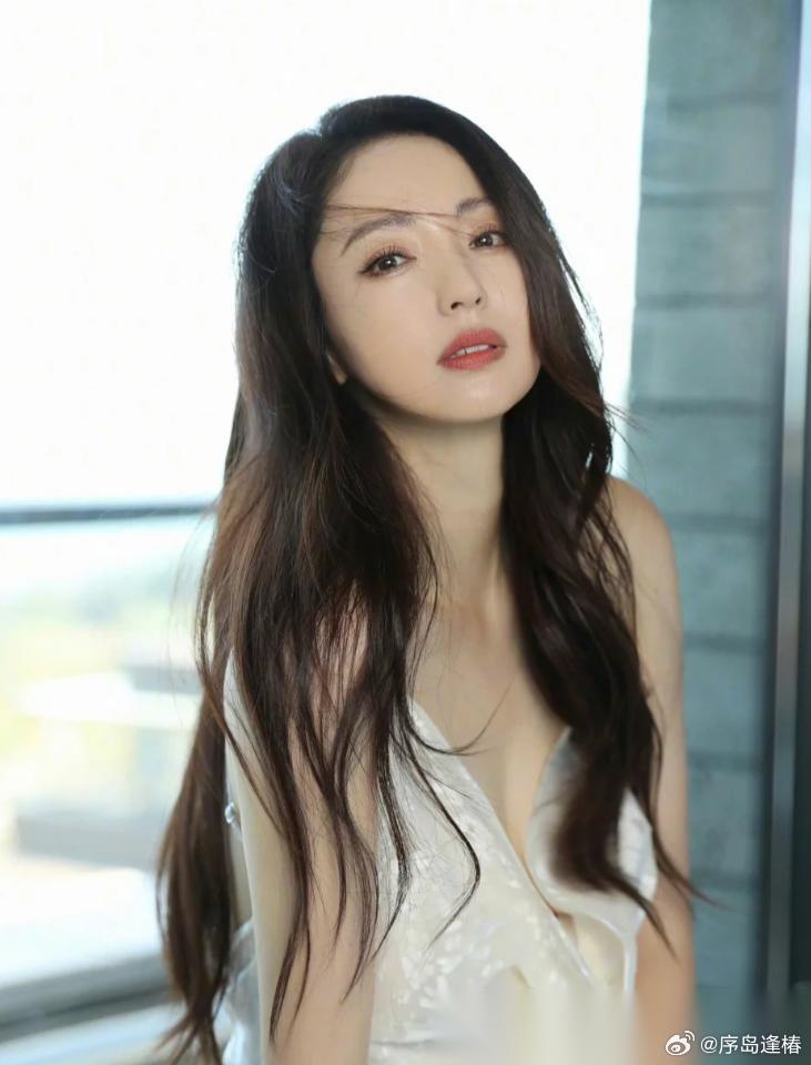 董璇卖了北京朝阳两套房，凑了 2800 万。二手平台挂出上百个爱马仕，回血 20