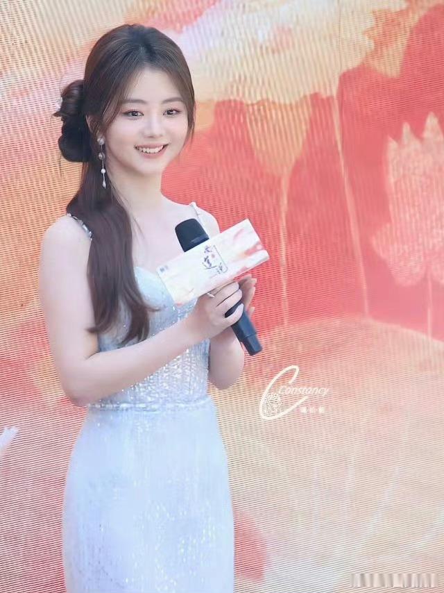 #谭松韵新中式侧盘发#啊啊啊啊啊这么美的谭松韵谁顶得住啊[送花花] ​​​