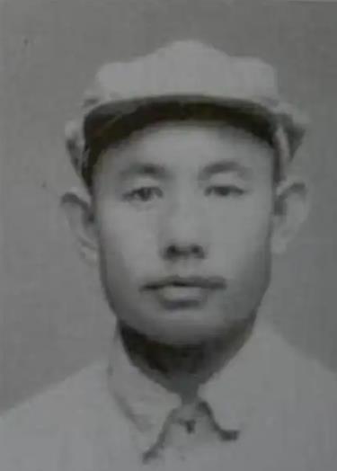 [微风]1951年，一群志愿军战士在撤退时，猛然发现眼前狭隘的小山谷里，竟然出现