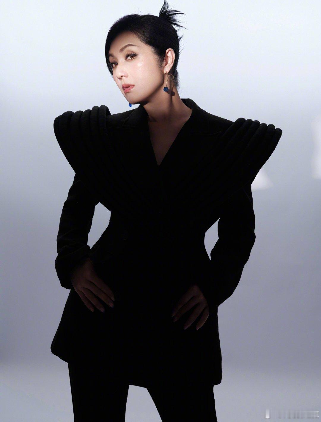 杨千嬅亲自提供第二视角演唱会杨千嬅开演前直播等堵车歌迷 演唱会开场前突袭直播，只