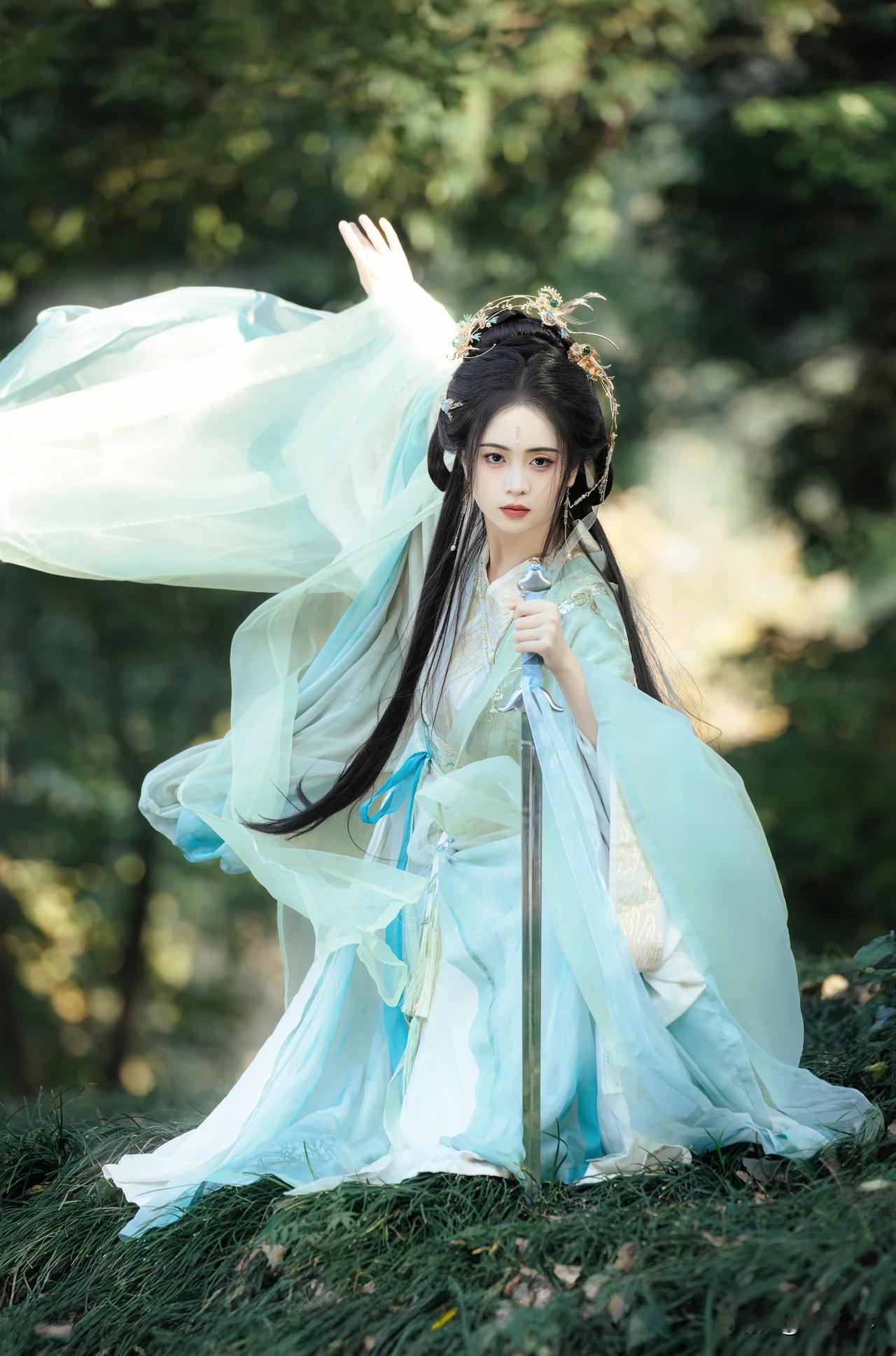 汉服美人：林间雅韵，古典风华
在光影交织的森林中，汉服美人翩然而至，仿佛从千年的