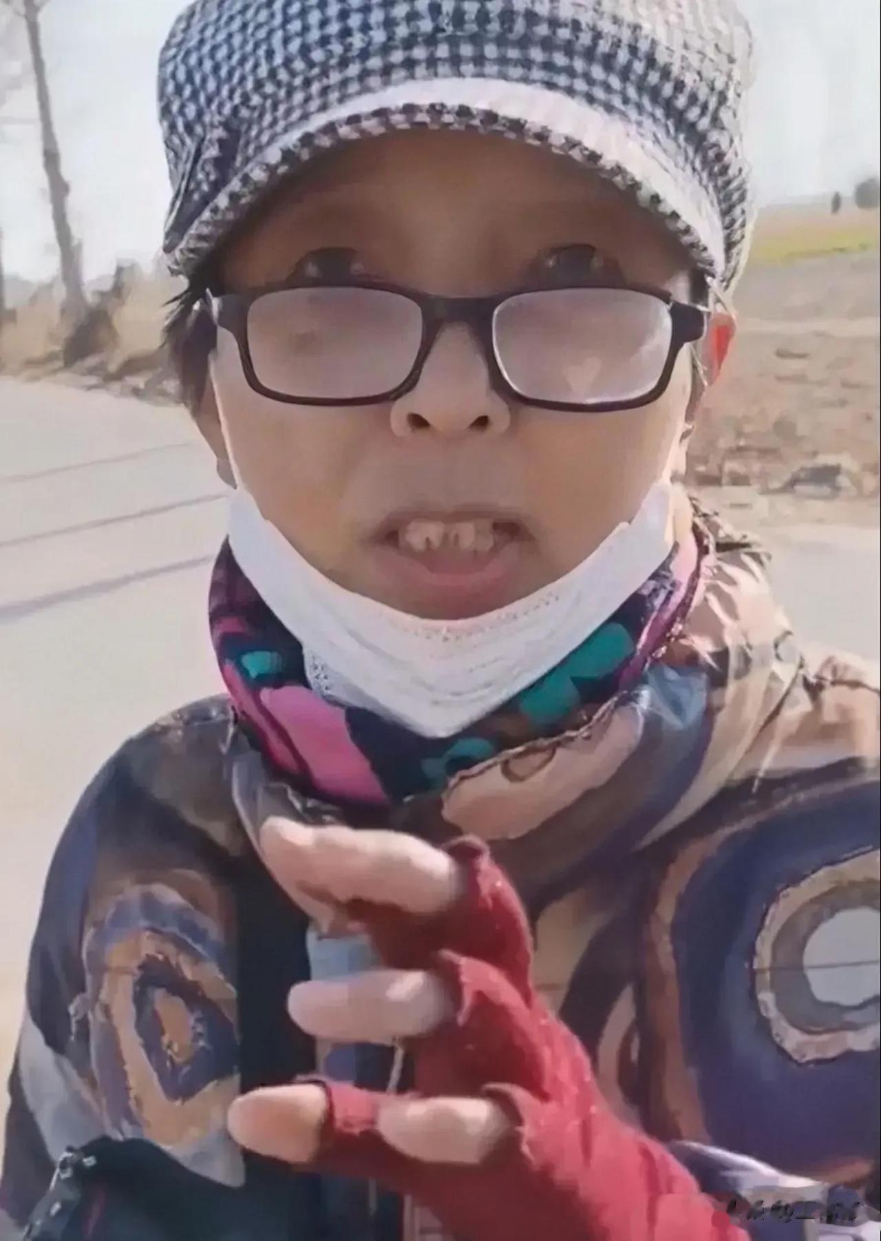 疑似偷拍军事禁区的大妈，究竟是不是间谍？一片热议声中，网民指出多个可疑细节，总结