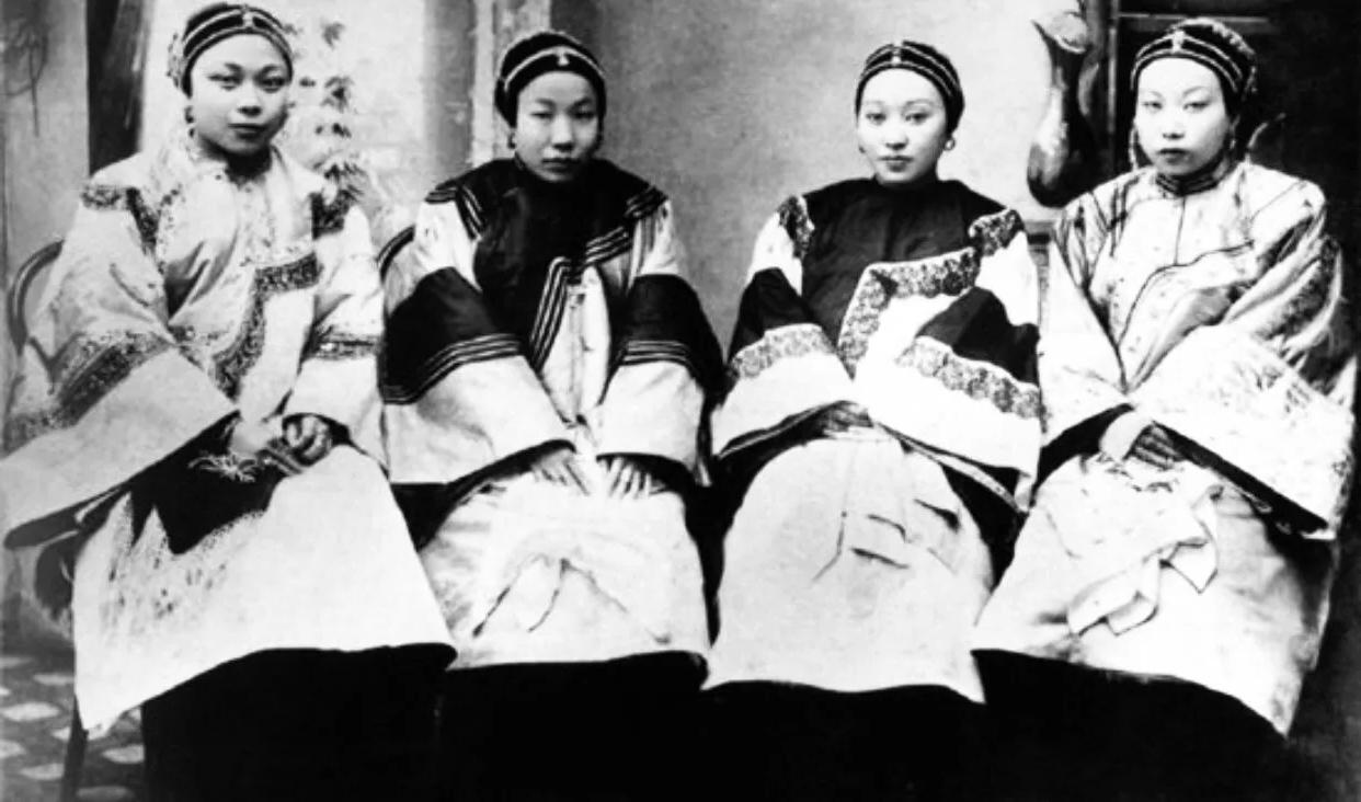 万历年间，女子成了富商的小妾后，备受宠爱，可富商去世后，正妻直接派人将小妾捆了，