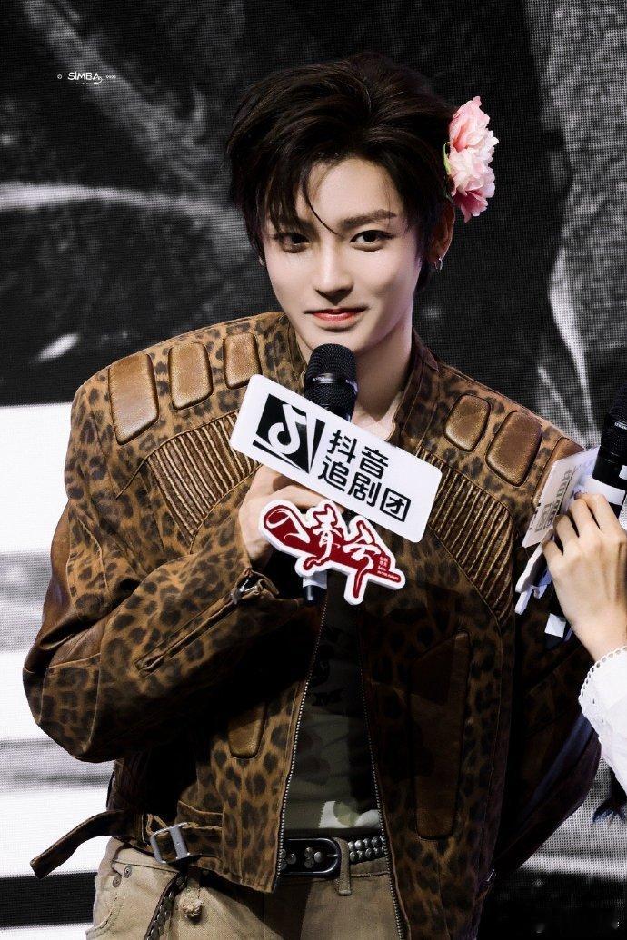 侯明昊 空降侯明昊 纪伯宰不是萌物 侯明昊也太会反差萌了吧！用7个感叹号强调纪伯