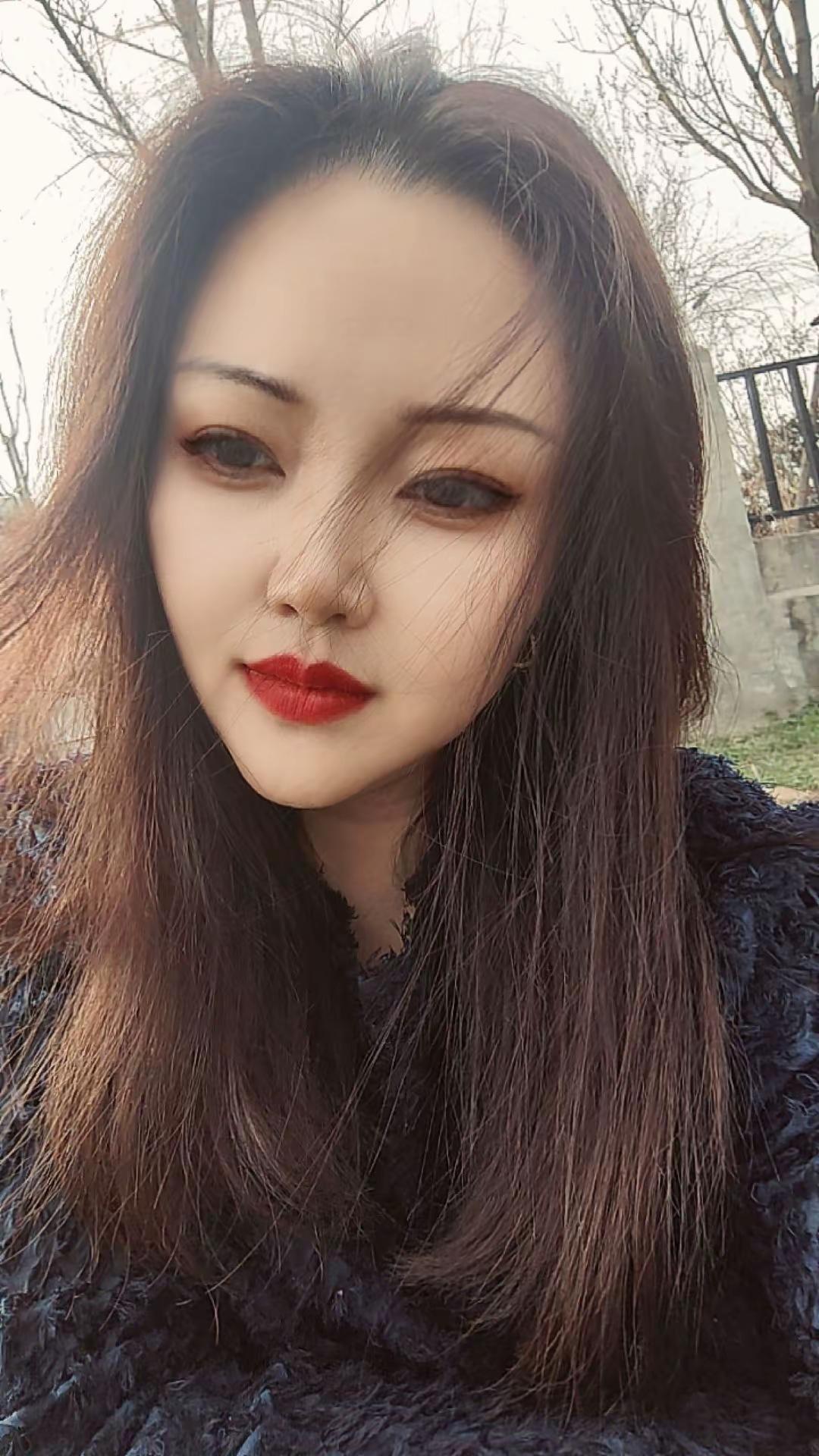 人生没有大彻大悟,无非步步错,步步 悟。圈小,事少,人静,心安,自由。希望 能在