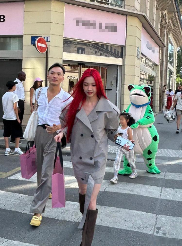 易梦玲[超话]易梦玲探班巴黎合伙人易梦玲红发美到巴黎巴黎合伙人家人们谁懂啊，居然