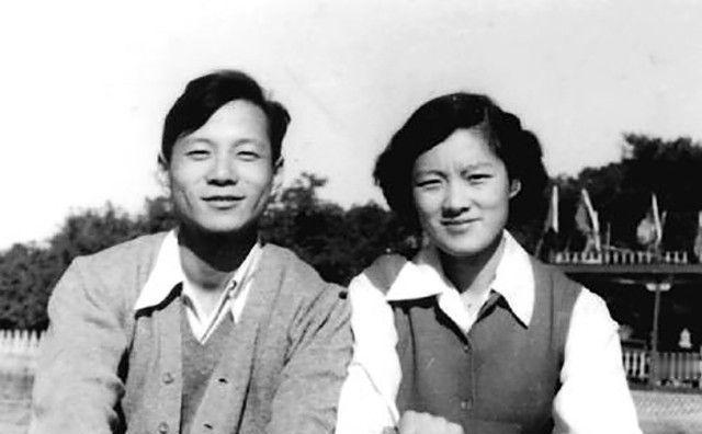 很多人都听过一种说法，说当年是毛主席一句话，让章含之离开了我。这话传了几十年，好