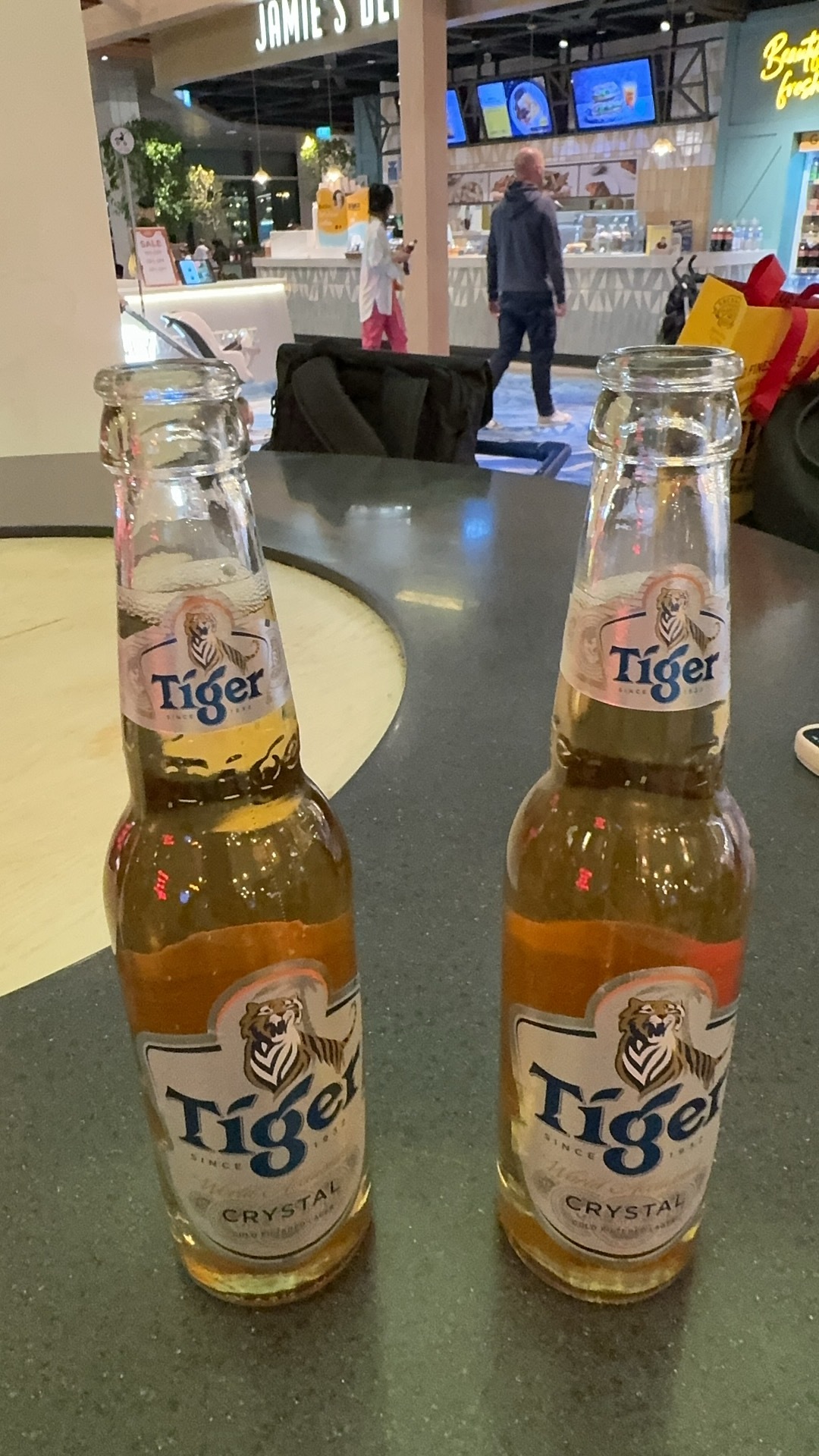 两瓶 tiger啤酒 32 新币，折合人民币 170我是为啥非要喝点？？？◔‸◔