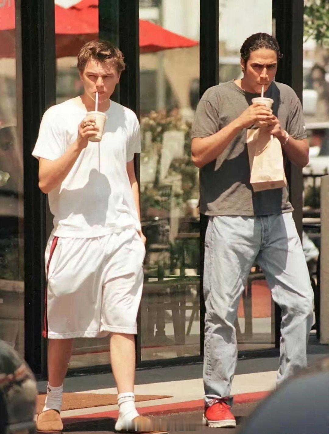 其实十八岁的小李子也不帅，只是泰坦尼克号里的服道化和剧情太加分了！ 