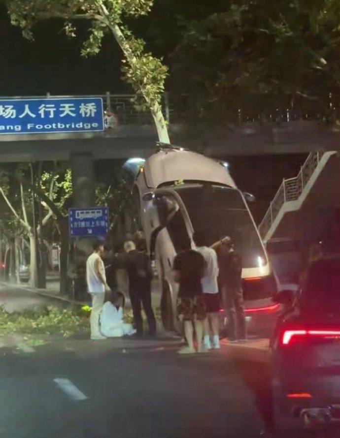 西安交警通报车辆被开上树 司机不是故意停在这，已经已排除酒驾毒驾，是操作失误撞上