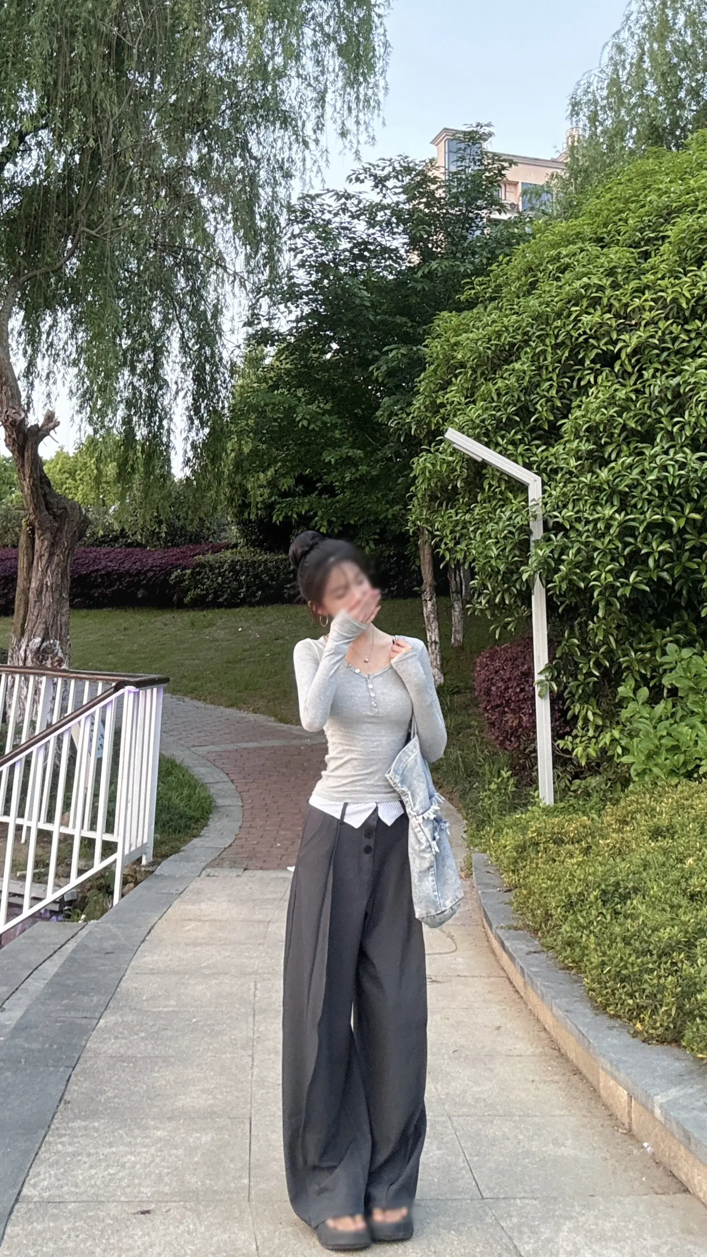 如果我有两颗心脏 那我会爱上你两次 但我只有一颗心脏 于是我开始反复爱上你