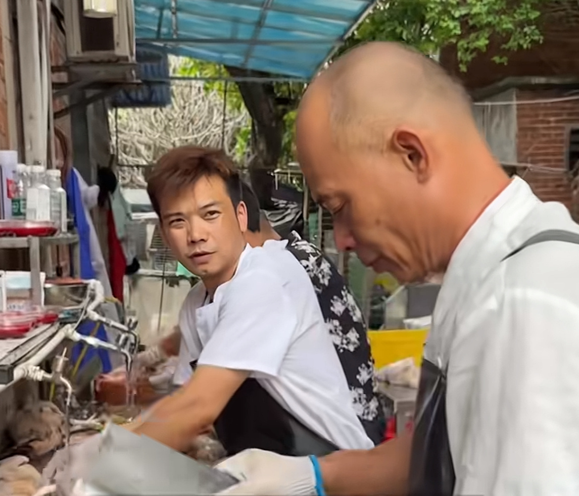 莫氏鸡煲首轮遭淘汰说白了，就是普通炖鸡汤，只是用了点好的鸡，，但是现在火了店里鸡