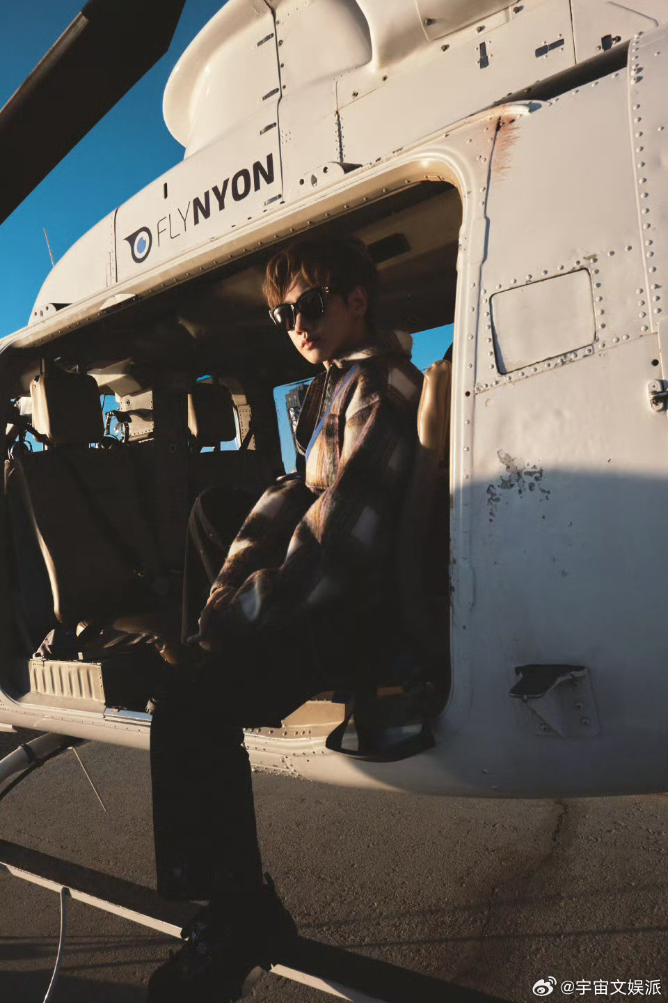 汪苏泷胶片照汪苏泷深奥问题胶片照高空之上，胶片定格。汪苏泷深奥问题胶片照把暖调光