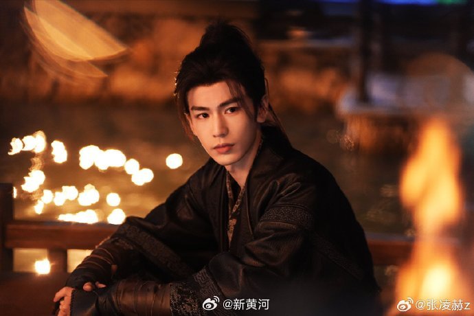 【#张凌赫方发文抵制代拍#】#工作室回应张凌赫高铁站遭围堵#   5日， 发文抵