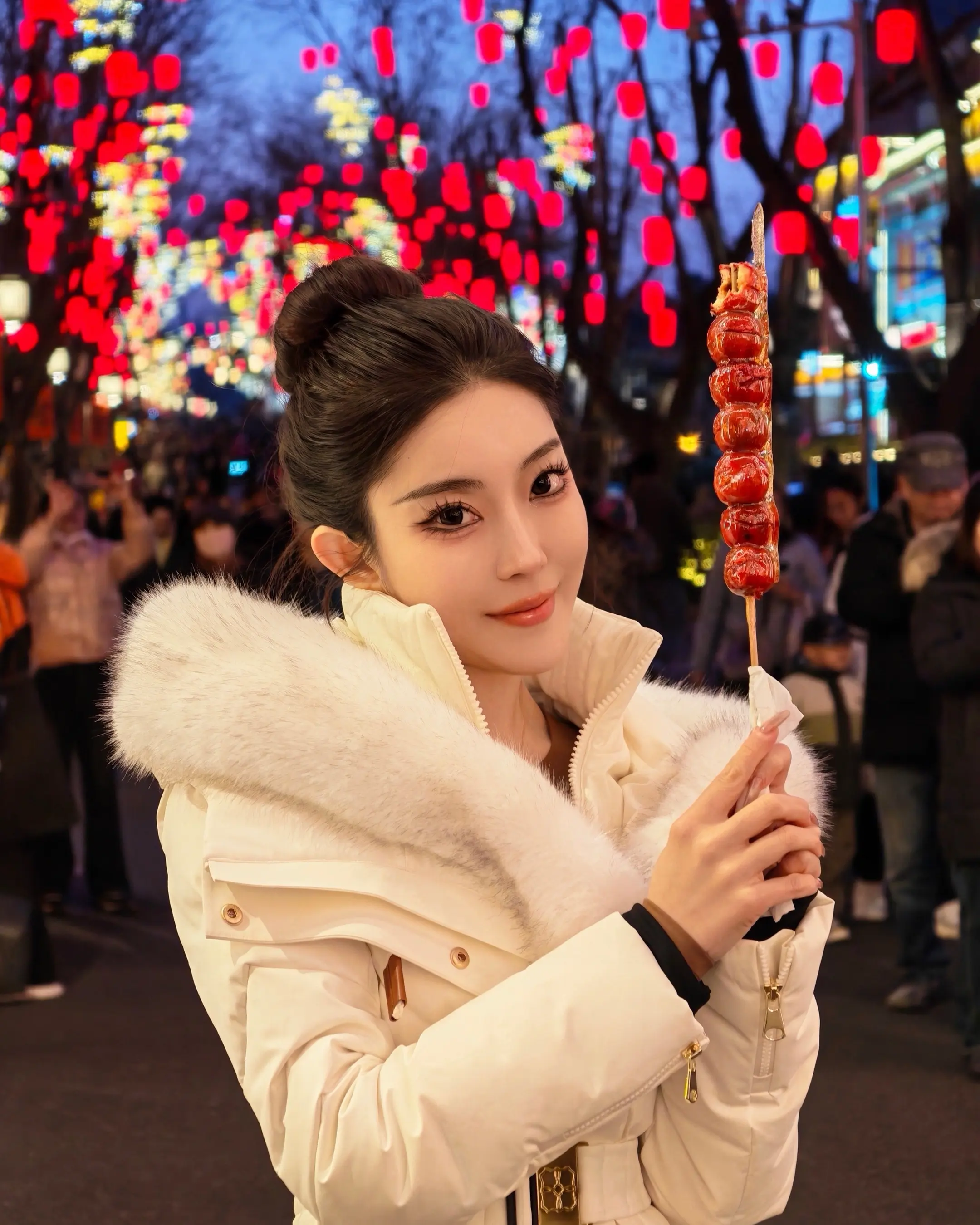 财神爷,我喂你来串甜甜的糖葫芦🏮。天门开，地门开，五路财神进门来。 ...