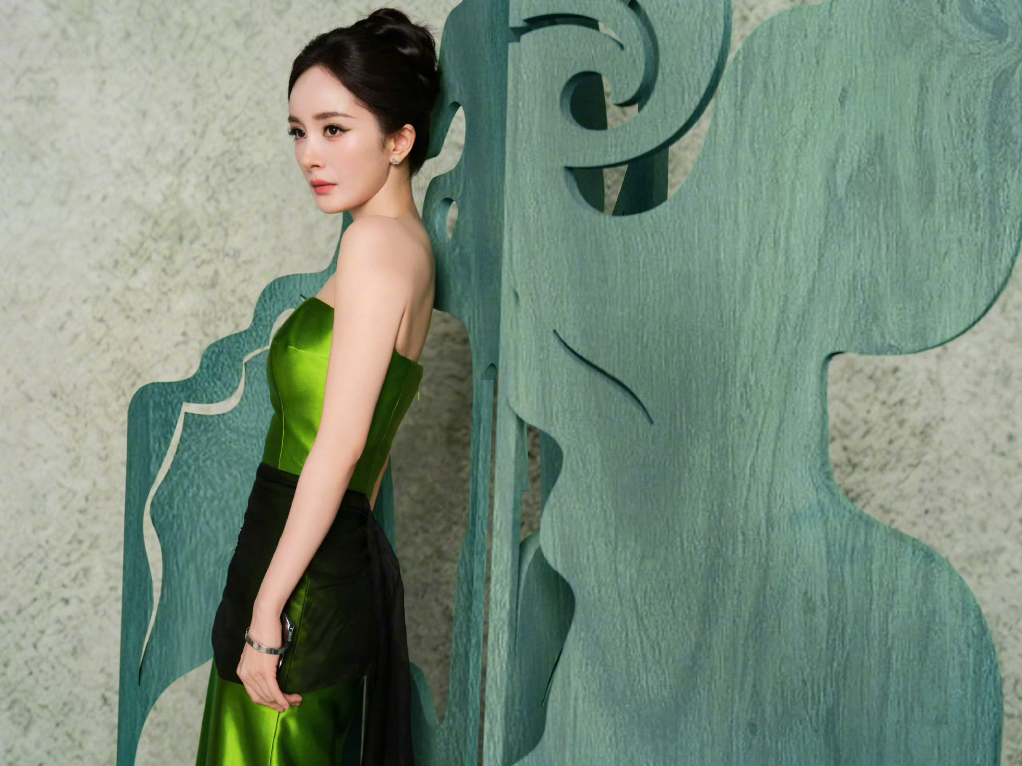 杨幂 x 第31届上海电视节PRADA特别定制加身！凭借 《生万物》“宁绣绣”提