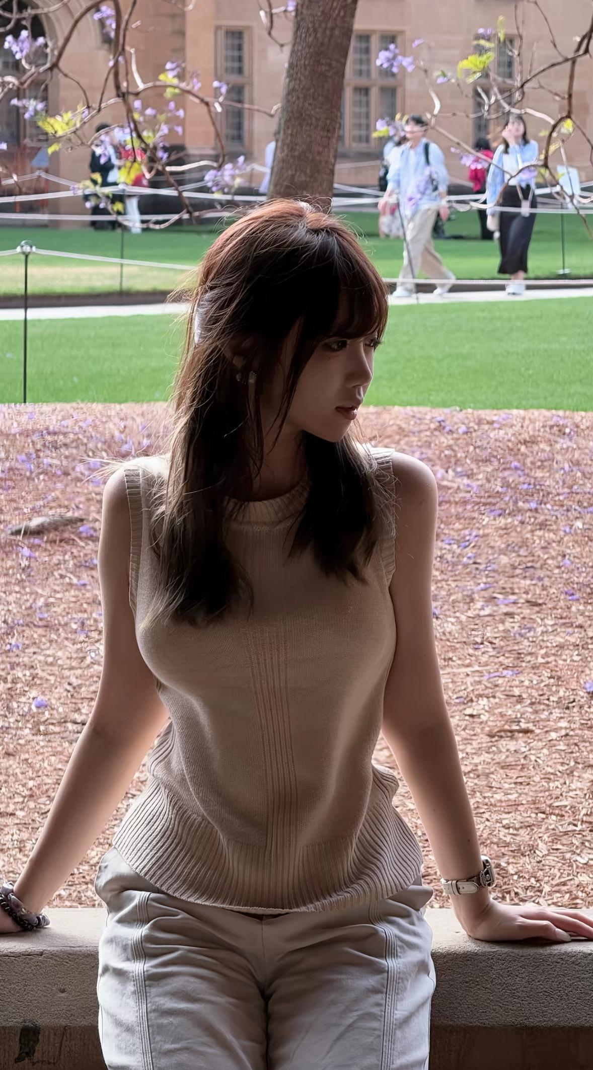 青涩的痕（现代诗）
 
那年的风很轻
吹着你齐眉的刘海
也吹乱我
没说出口的告白