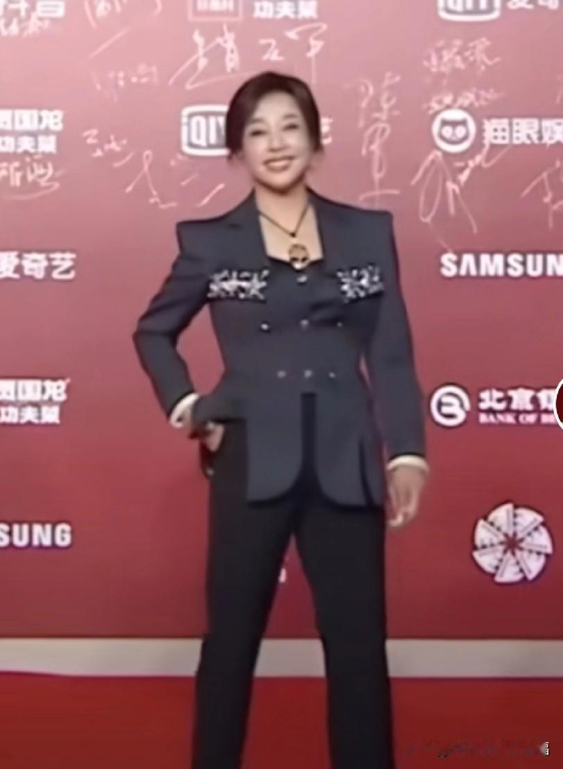 希望自己到了这个年纪，也能有这岁月的容颜，青春的锋芒！