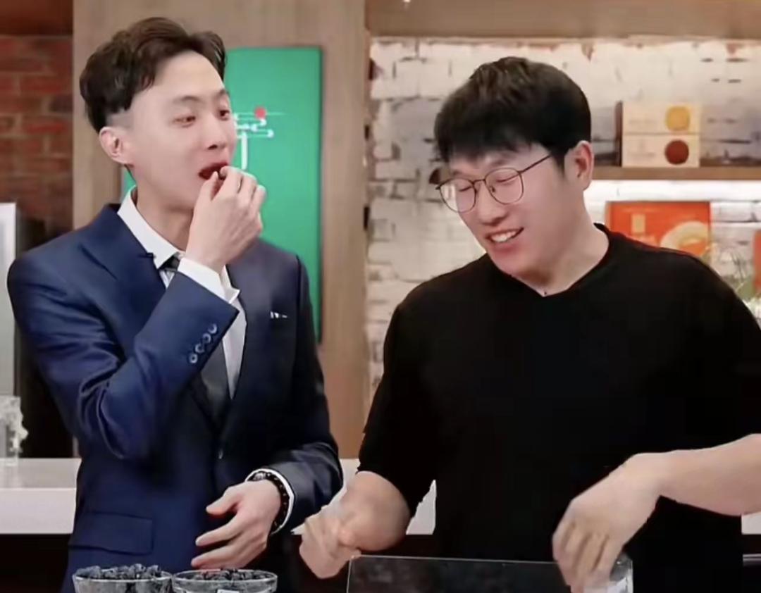 主播集体走人了，不是突然的，是早就不对劲了。
明明他们四个4月25号一起离职，没