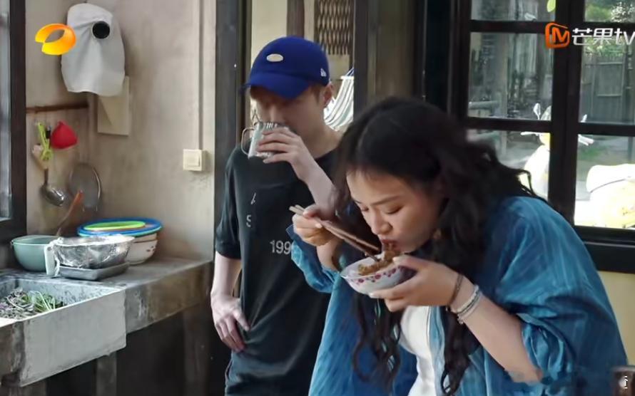 也没人告诉我马思纯这么可爱啊 机场被粉丝喊