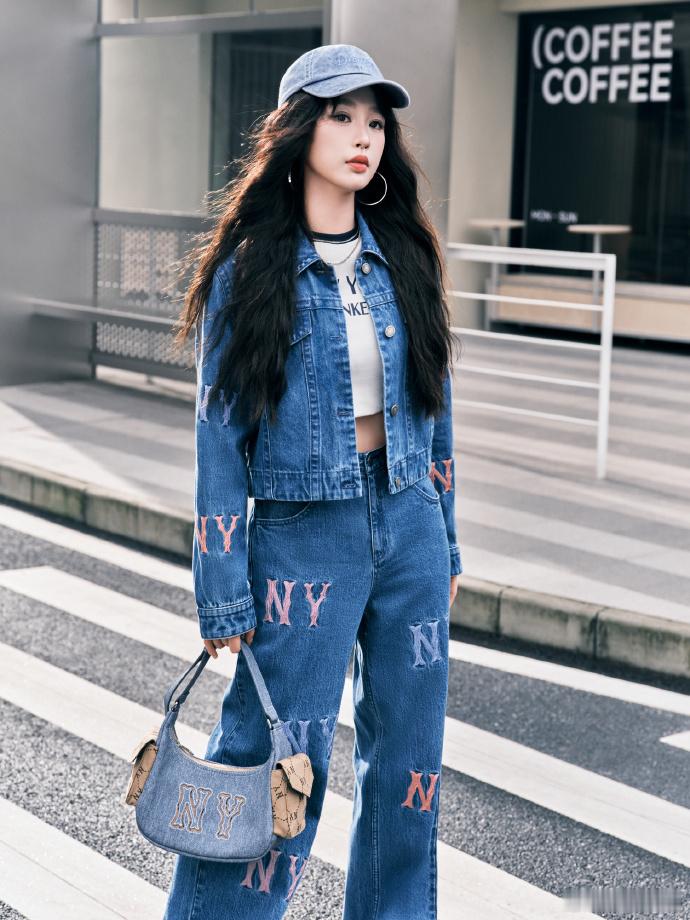 #虞书欣街头牛仔风##虞书欣牛仔小烟熏# 虞书欣在街头展现出的牛仔风造型，是时尚