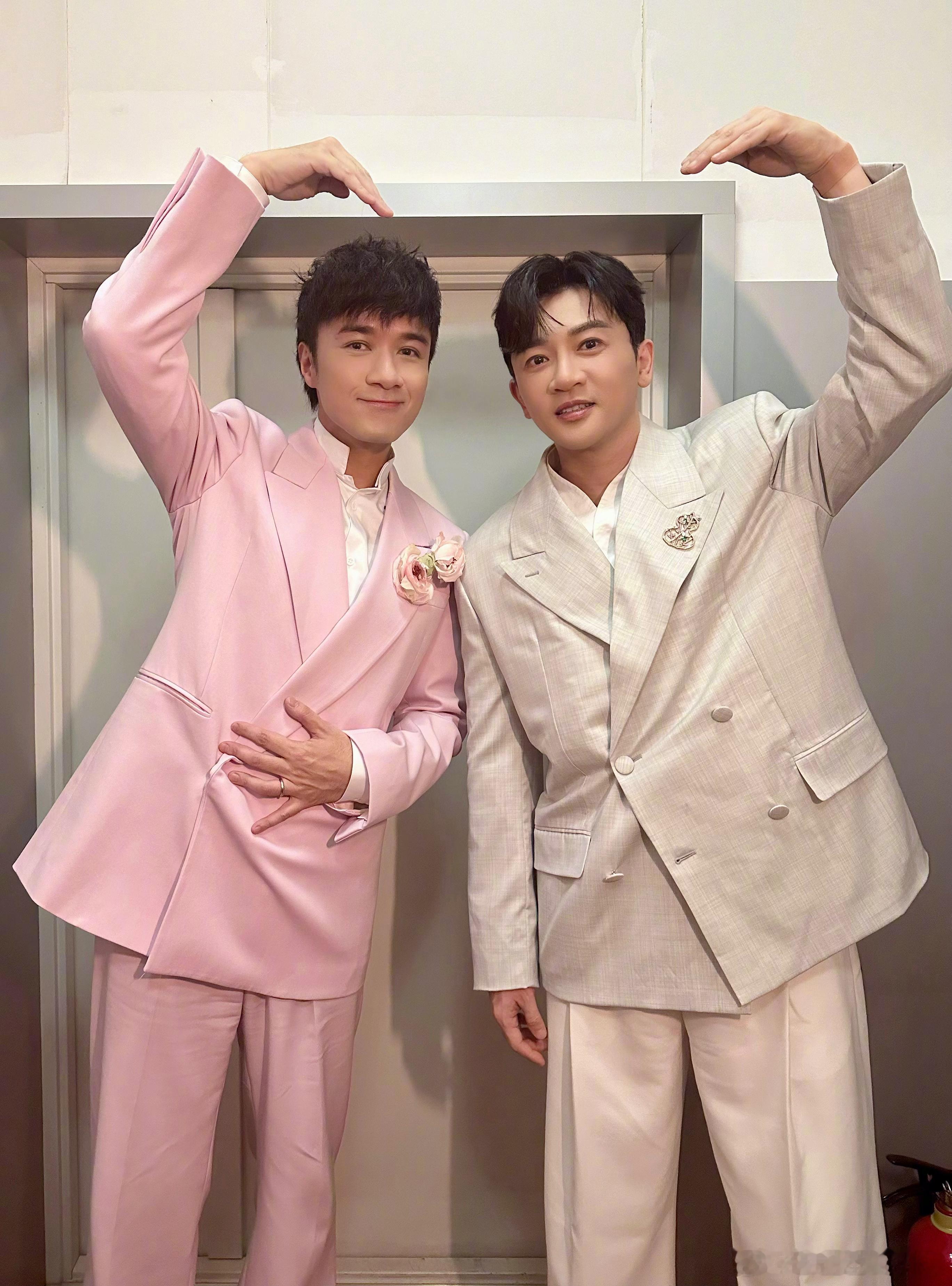 #古巨基苏有朋春晚后台比心# 两个五阿哥挨着的故事又要后续了，古巨基分享在后台和