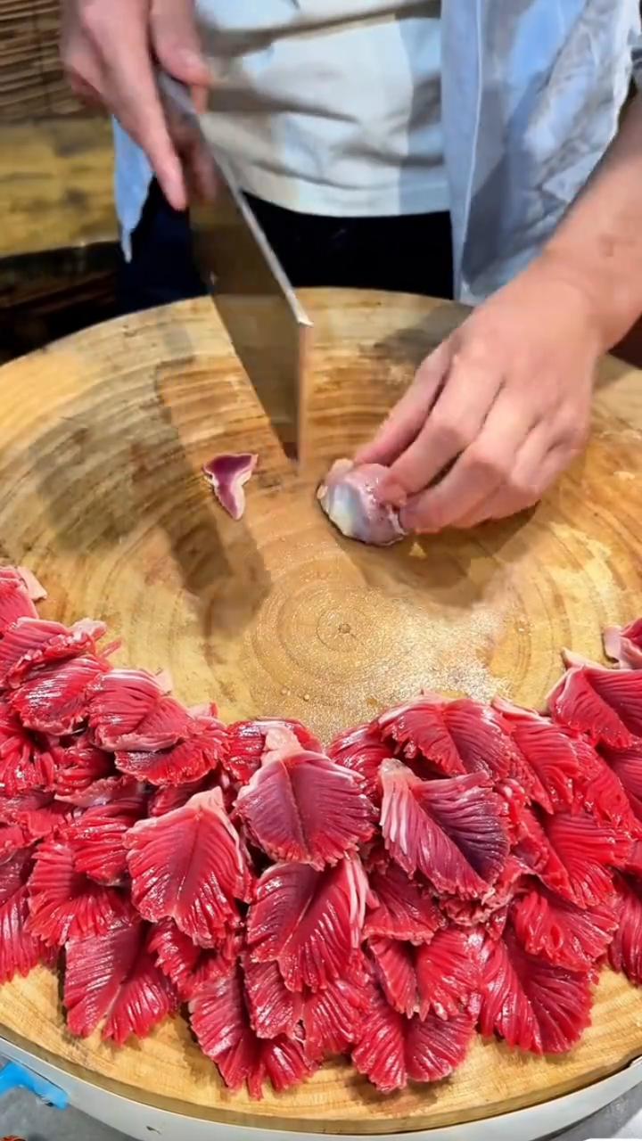 郡花儿这样切看效果。
·先去除左右两边前后的筋膜，把压针修整齐，这样切出来的花型