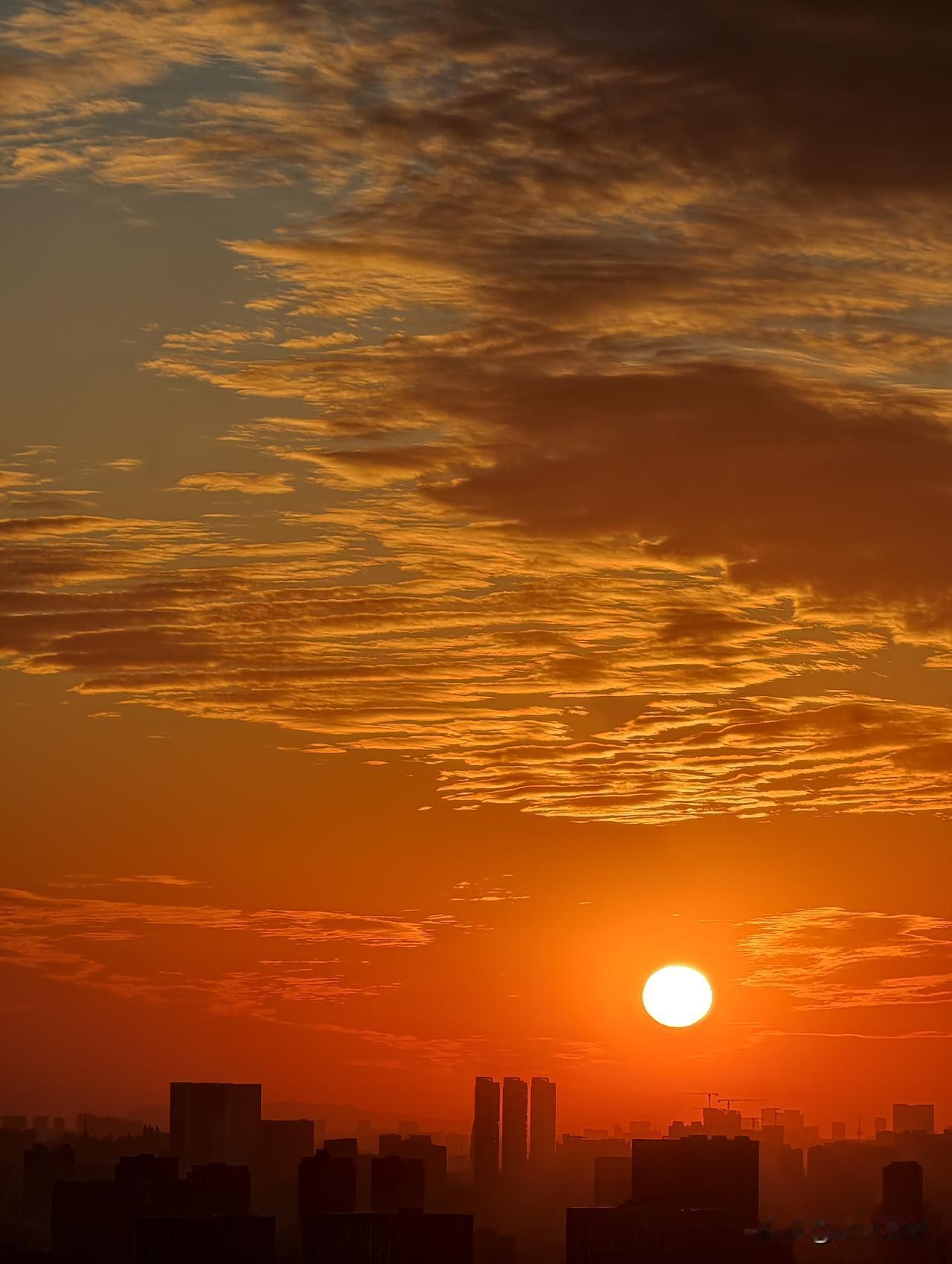 广州今晚落日和火烧云。
短短几分钟的时间，从辉煌到寂寥。
色彩在光影中瞬息万变。