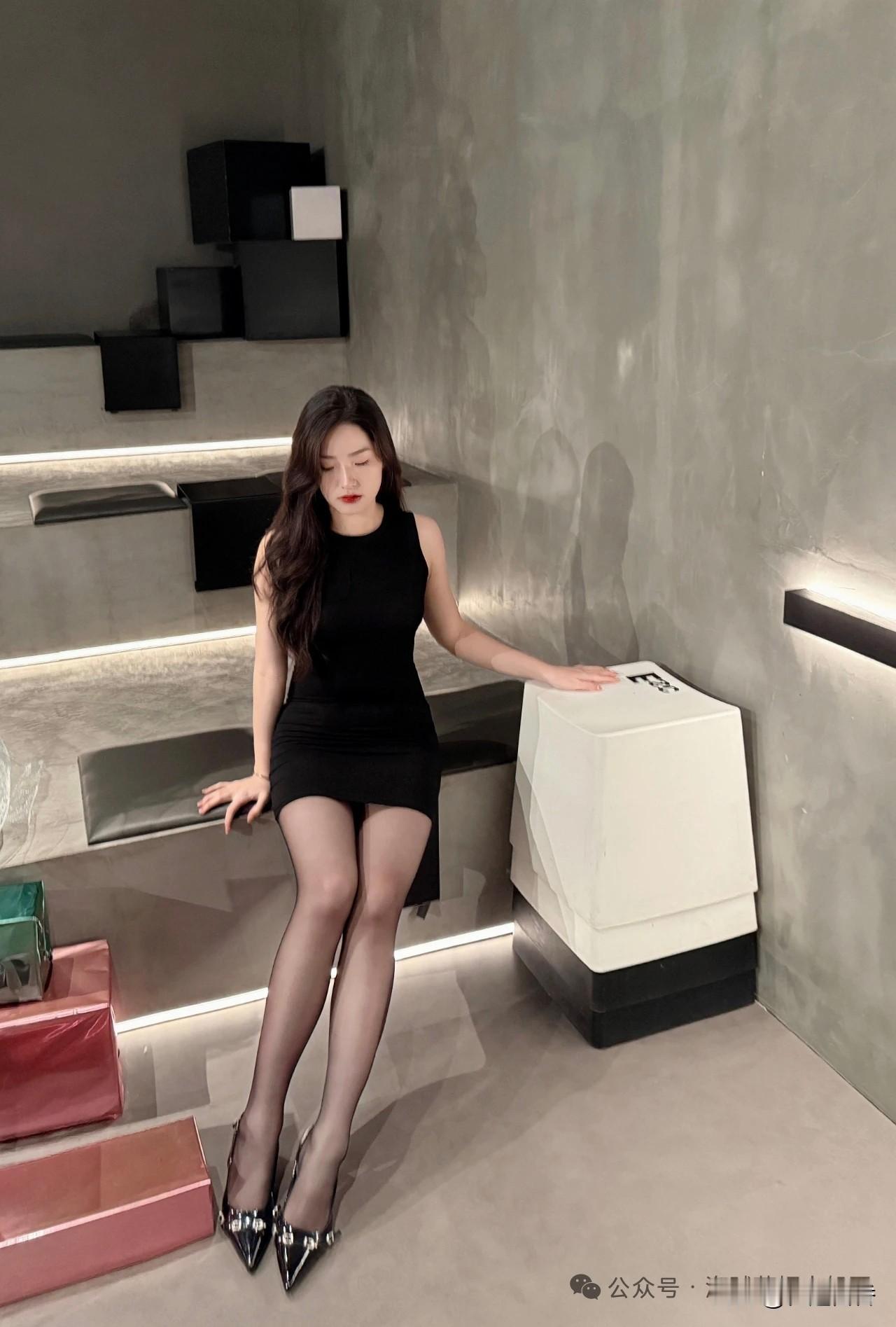 黑色系美学还是得看她，真是美不胜收！
