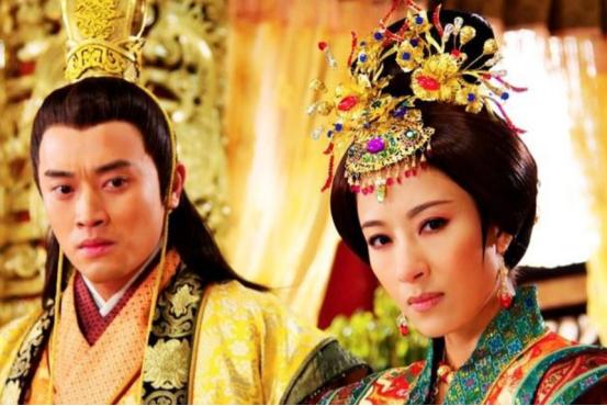 1462年，15岁的朱见深正在洗澡时，从小照顾他的乳娘进来加水。朱见深见状，握住