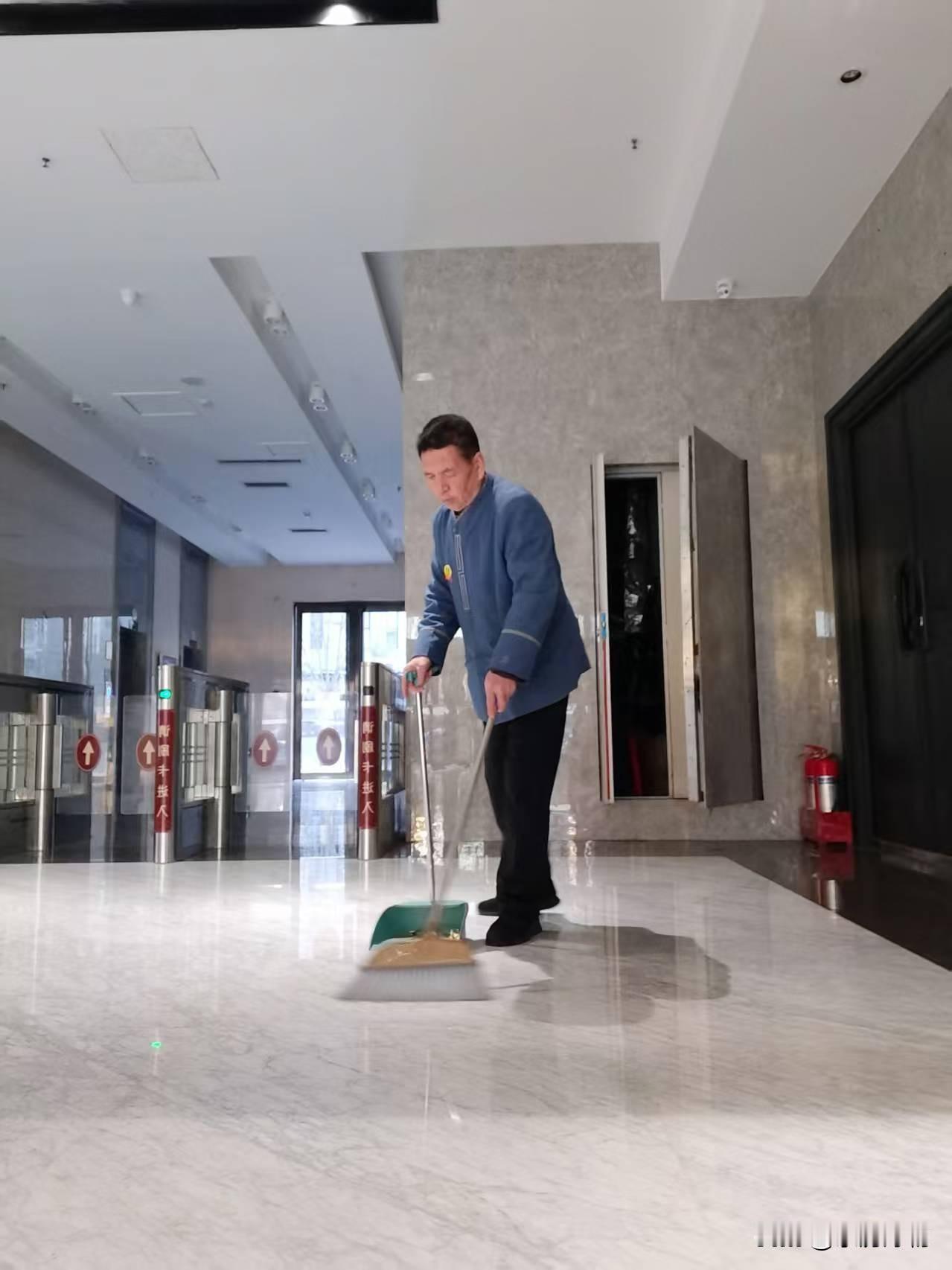 把“脏、乱、差”一点点擦掉，连阳光都更偏爱我的卫生区
——— 今日感悟 ———