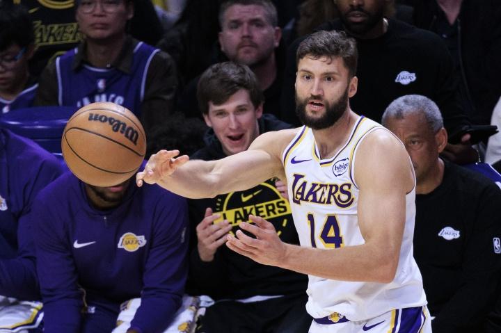 好消息：克莱伯还能扣篮！
坏消息：克莱伯扣完篮就腰椎受伤了

且目前的伤病报告里