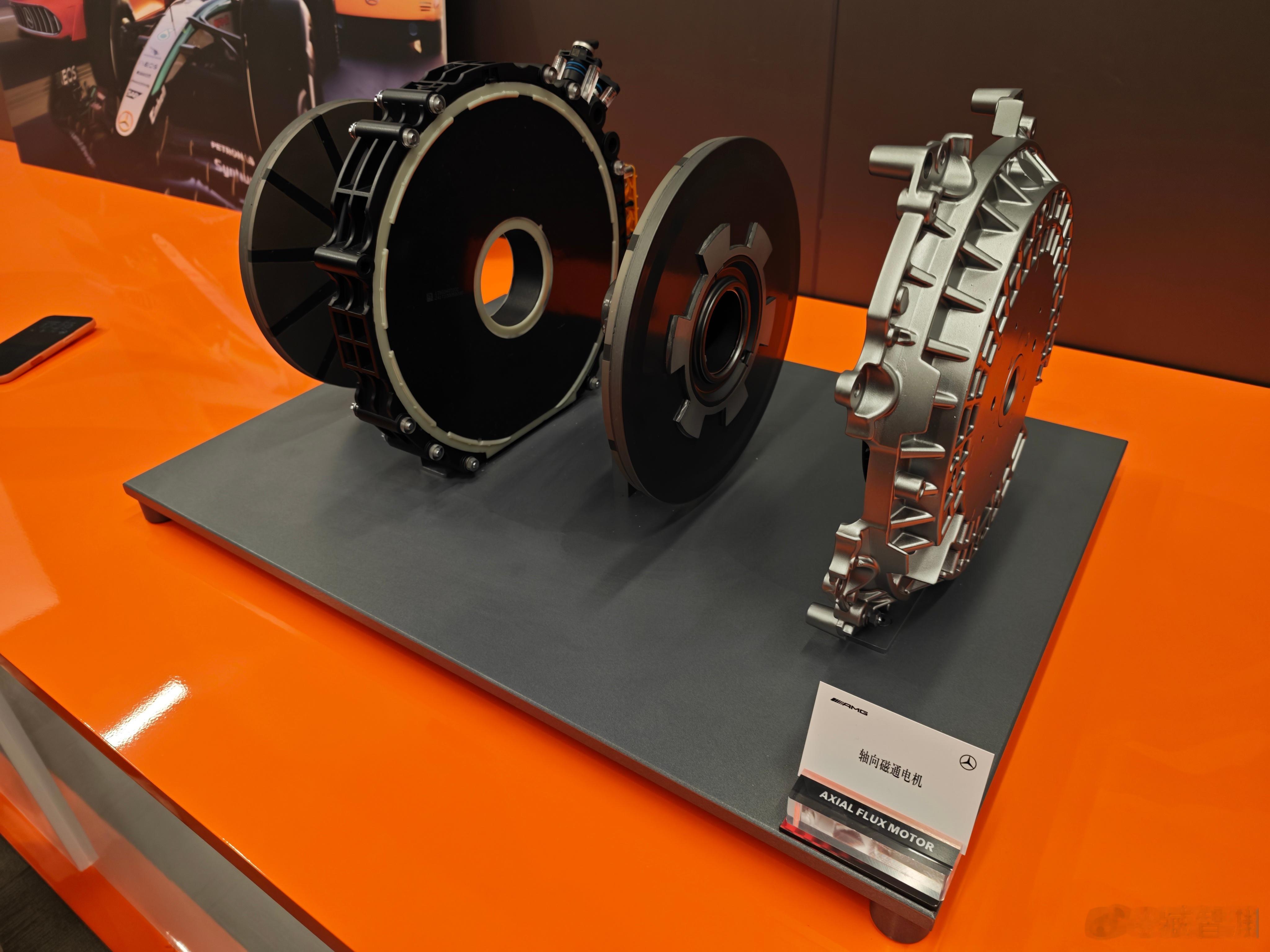一些关于AMG GT XX的补充信息，概念车上使用的轻量化高密度轴向磁通电机是Y