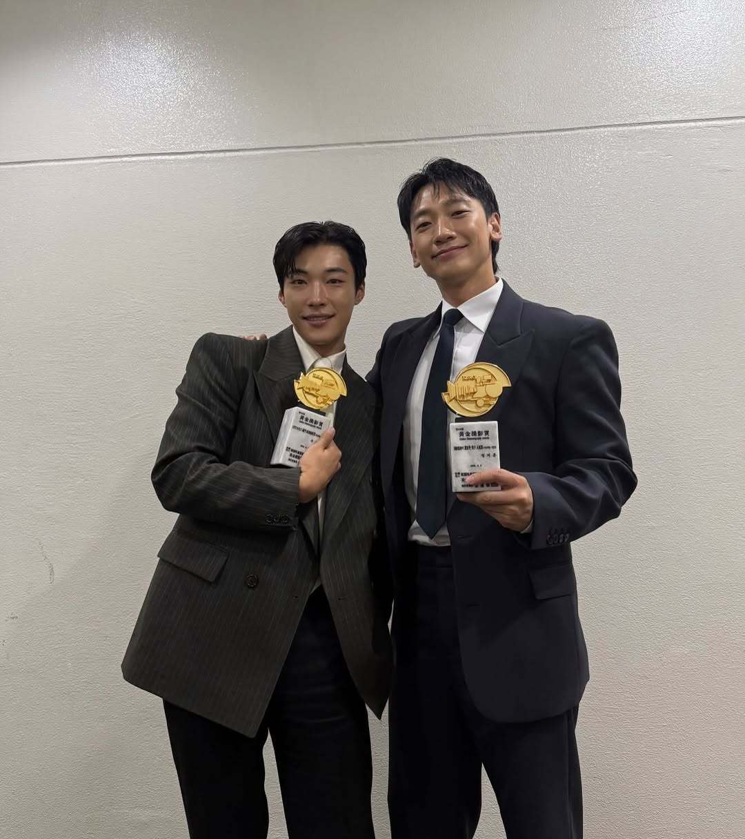 Rain郑智薰 260608 rain_oppa ins更新配文：🔥건우와백정