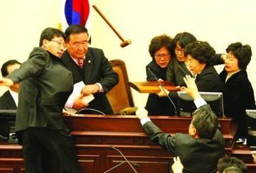 首尔市长丢了党首被逼辞职，三人抢位子，韩国执政党内斗正酣
据新华社7月28日的报