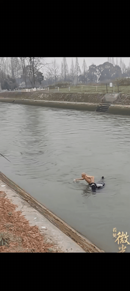 四川一男子落水情况危急！
71岁大爷跳河救人！
大爷的儿子问“你胆子大！你不怕死