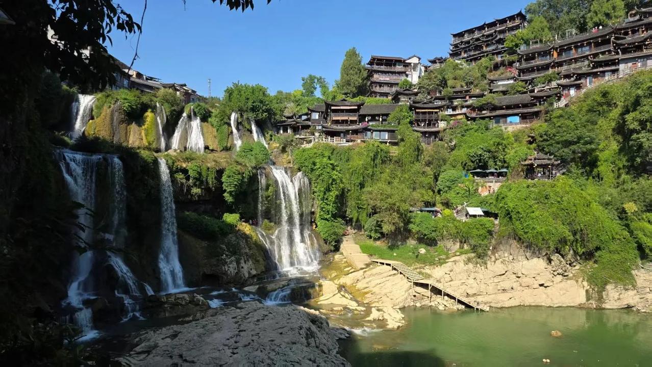 骊山旅友快乐行、湘渝黔行：
  行走于湘渝黔交界的山水古镇间，可览叠瀑穿镇而过的